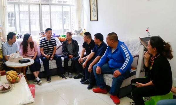 帮扶济困伸援手 助人为乐暖人心